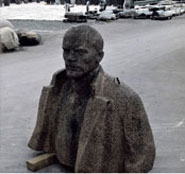 Reinhard Matz oder Irena Wunsch: Die Lenin-Büste nach der Tour in Gundelfingen (Ausschnitt), 2004 
