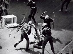 Barbara Klemm: „Strassenkämpfe während des Besuches von Ronald Reagan, Westberlin, 11. Juni 1982“