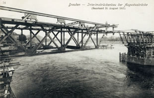 Anonym: „Dresden - Interims-brückenbau der Augustusbrücke (Baustand 26. August 1907)