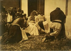 Erwin Raupp: Frauengruppe vor der Antoniuskapelle (?), 1904